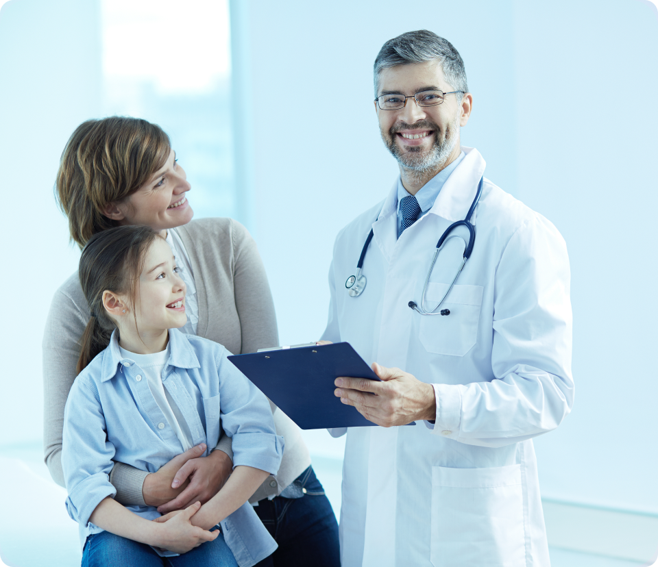 Doutor feliz segurando uma prancheta com Pacientes