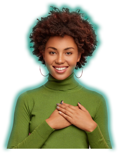 Mulher negra vestindo moletom e sorrindo